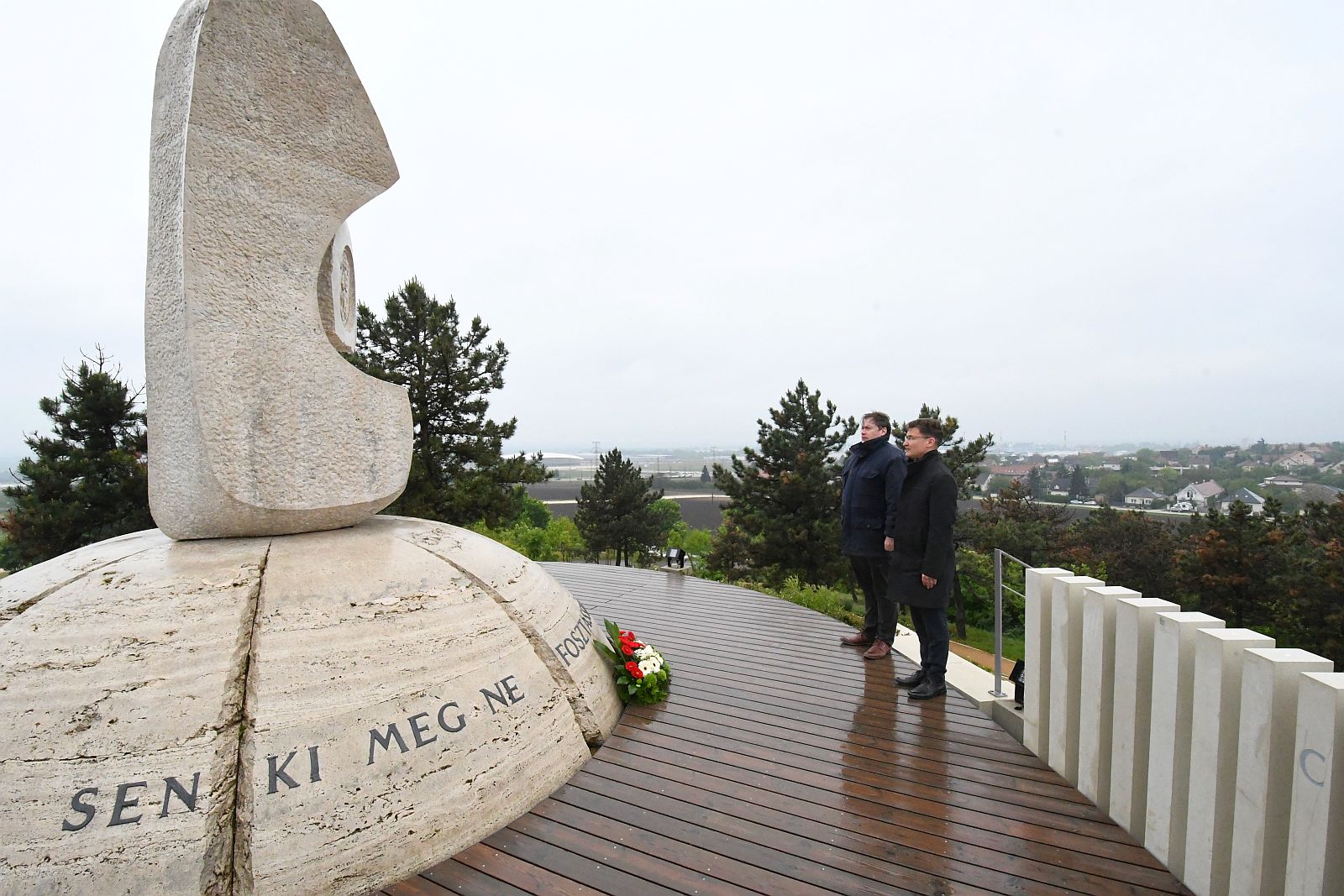 Virággal emlékeztek az Aranybulla 802 évvel ezelőtti kibocsátására